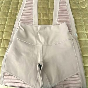 Alo leggings size 4 in excellent condition